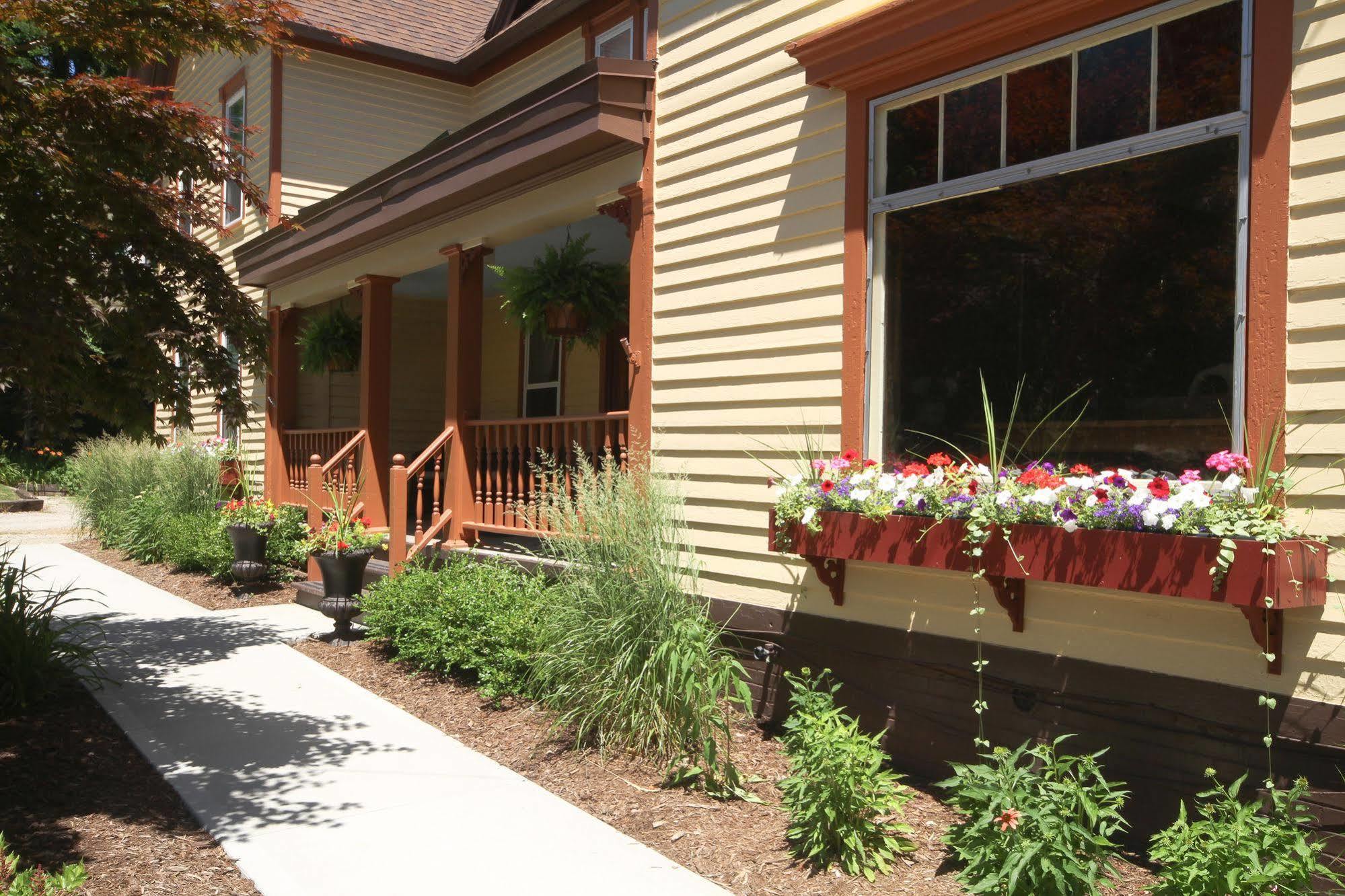 Twin Oaks Inn Saugatuck Buitenkant foto